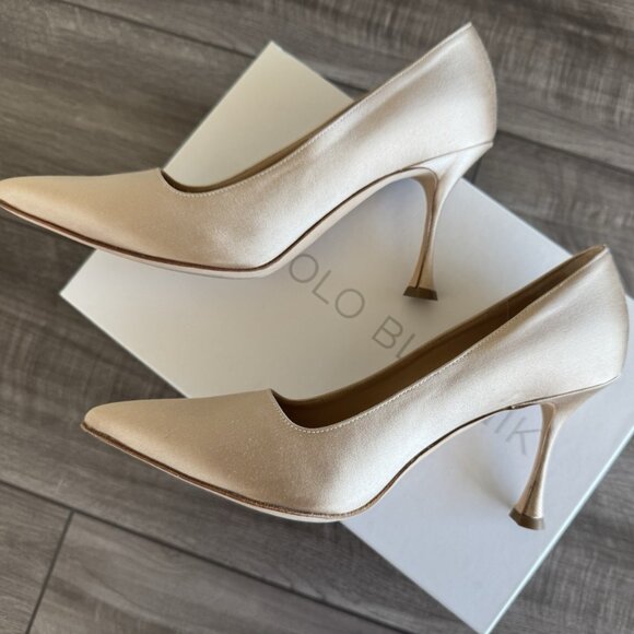 Manolo Blahnik Mamata Pumps - Picture 2 of 5